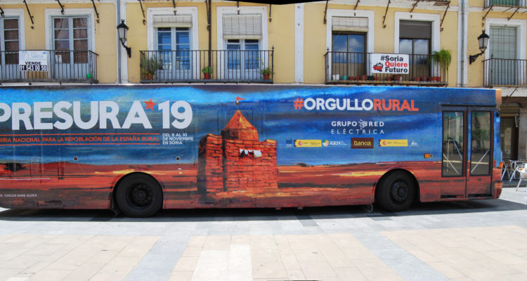 El autobús de Presura, en la plaza Mayor de El Burgo, el lugar en el que se estrenó el vehículo.